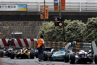 Video: Giovinazzi en Juncadella zorgen voor chaos in Macau GP