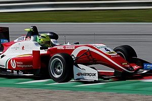 Mick Schumacher si impone sul bagnato di Gara 1 al Red Bull Ring ed è il nuovo leader del campionato