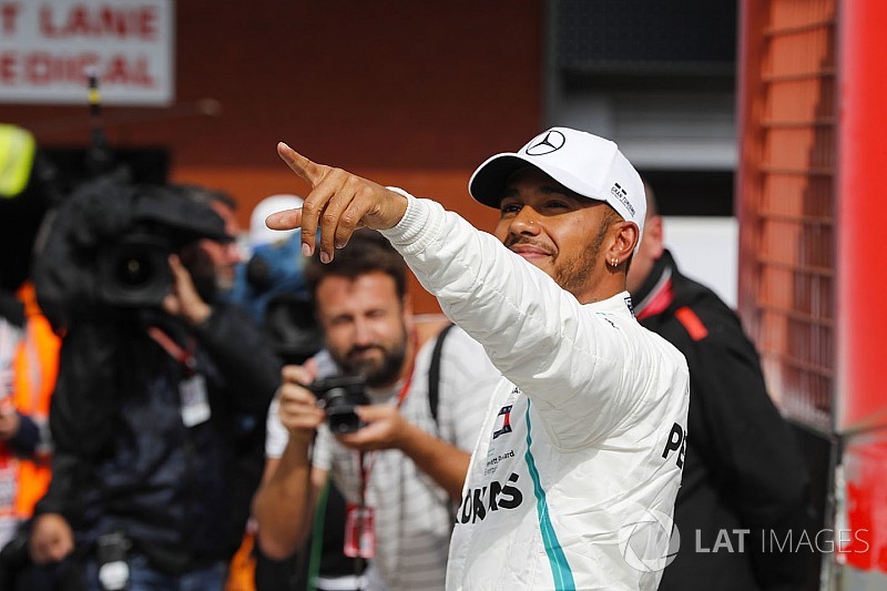 Hamilton pakt pole in chaotische kwalificatie, Verstappen zevende