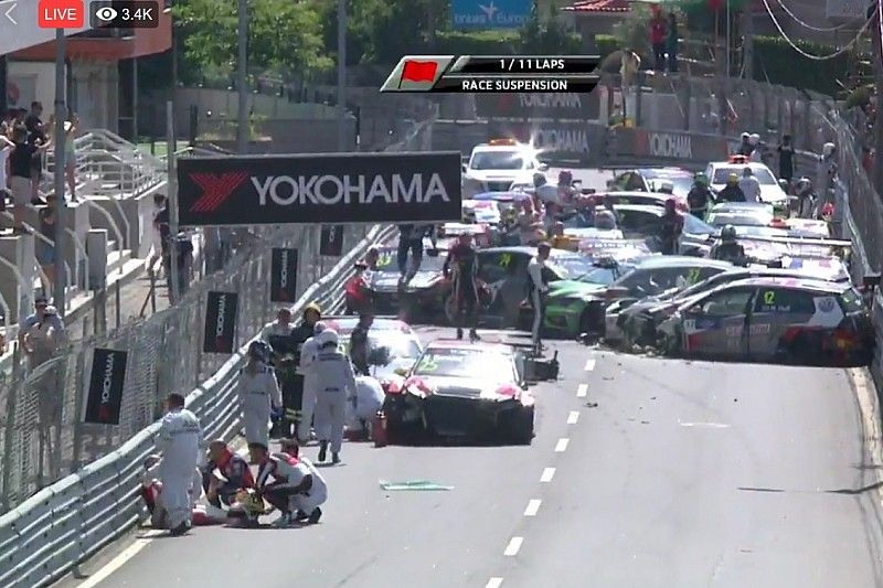 VÍDEO: Acidente insano "paralisa trânsito" em prova do WTCR
