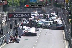 VÍDEO: Acidente insano "paralisa trânsito" em prova do WTCR