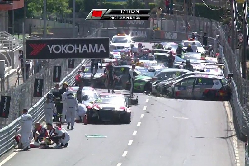 Un gran accidente detiene la primera carrera del WTCR en Vila Real