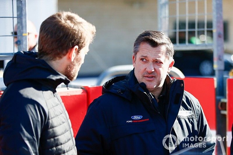 NASCAR Cup driver Tony Stewart talks to Kevin Magnussen, Haas F1 and Romain Grosjean, Haas F1 