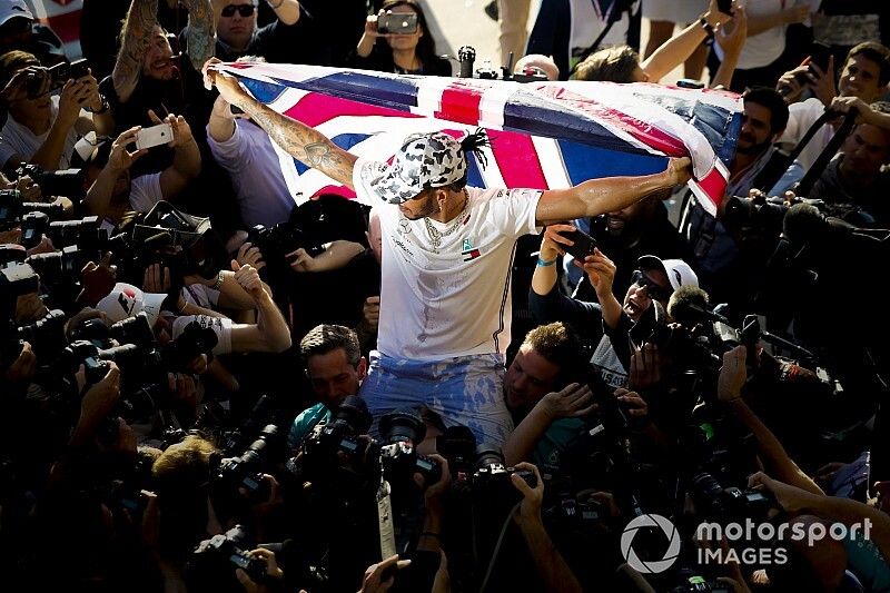 Lewis Hamilton, Mercedes AMG F1, celebra tras conseguir su sexto título mundial de pilotos