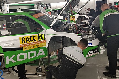 Da sterrato ad asfalto: Skoda stravolge l'assetto in 75 minuti