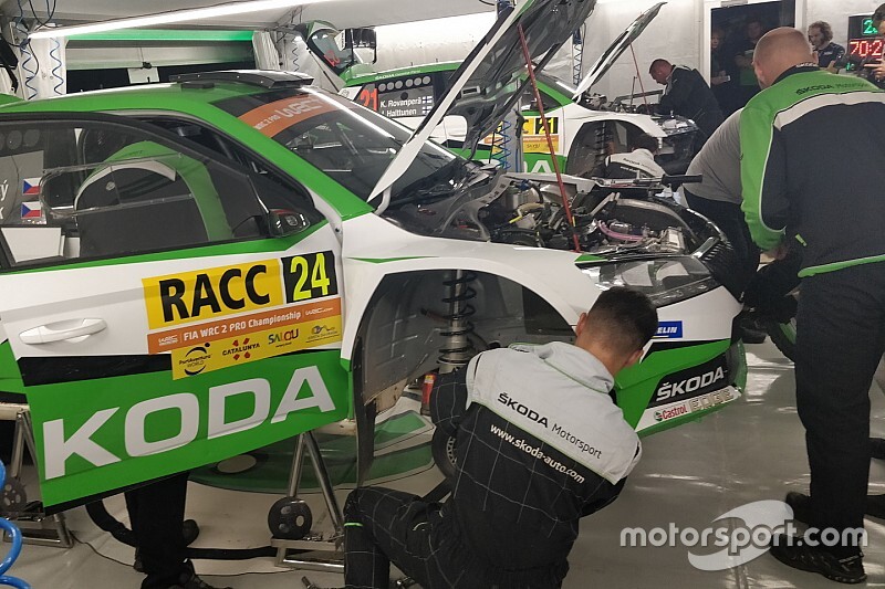 Da sterrato ad asfalto: Skoda stravolge l'assetto in 75 minuti