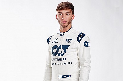 Így mutat az AlphaTauri F1-es szerelése: Gasly és Kvjat
