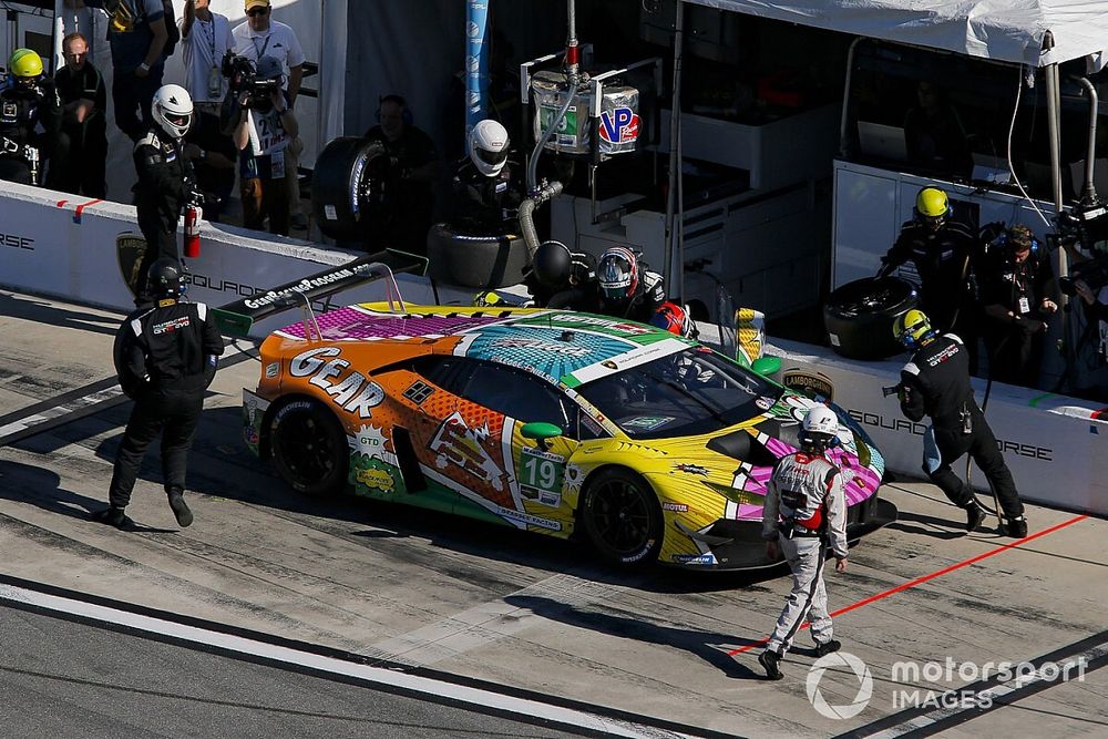 #19 GEAR Racing powered by GRT Grasser Lamborghini Huracan GT3, GTD: Christina Nielsen, Katherine Legge, Tatiana Calderon, Rahel Frey, pit stop