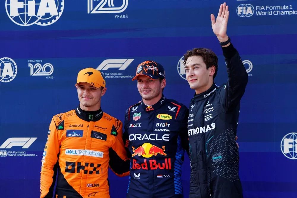 Max Verstappen, Red Bull Racing, viert pole position tussen Lando Norris, McLaren F1 Team en een zwaaiende George Russell, Mercedes-AMG F1 Team 