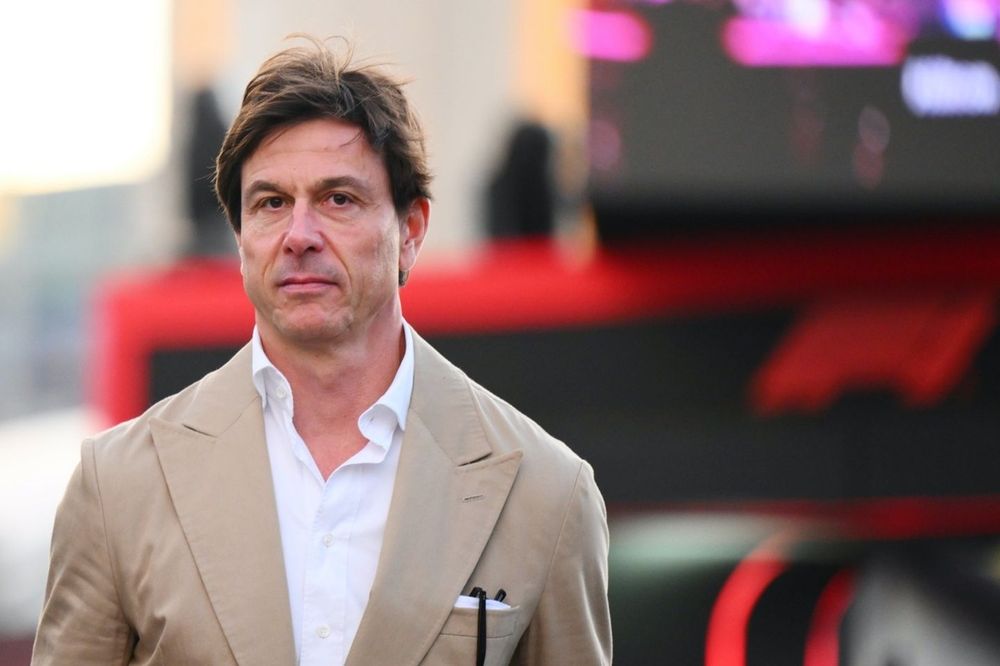 Toto Wolff, chefe de equipe e CEO da Mercedes-AMG F1 Team, chega à pista