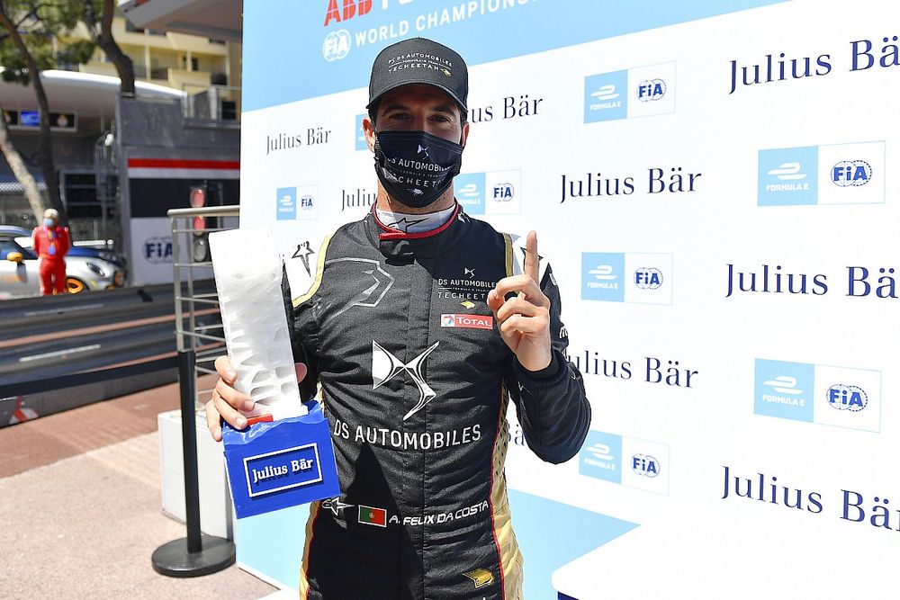 Ganador de la pole Antonio Felix Da Costa, DS Techeetah, con  el premio Julius Baer Pole Position