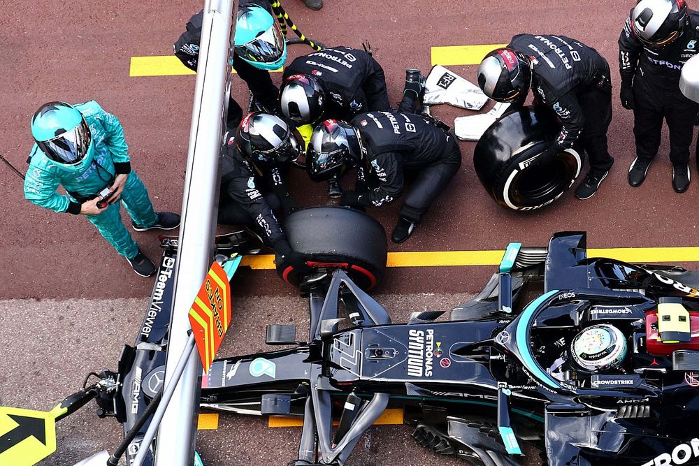 Bottas wheelnut still stuck on Mercedes car after pitstop issue