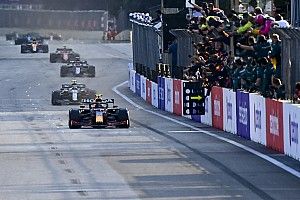 F1アゼルバイジャンGP決勝:残り5周のまさか……レッドブル・ホンダ初ワンツー幻も、ペレスが優勝。角田裕毅は自己最高7位