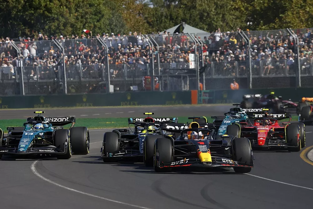 Max Verstappen, Red Bull Racing RB19, Lewis Hamilton, Mercedes F1 W14, Fernando Alonso, Aston Martin AMR23, Carlos Sainz, Ferrari SF-23, the remainder of the field at the start