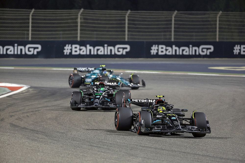 Lewis Hamilton, Mercedes F1 W14, George Russell, Mercedes F1 W14, Fernando Alonso, Aston Martin AMR23