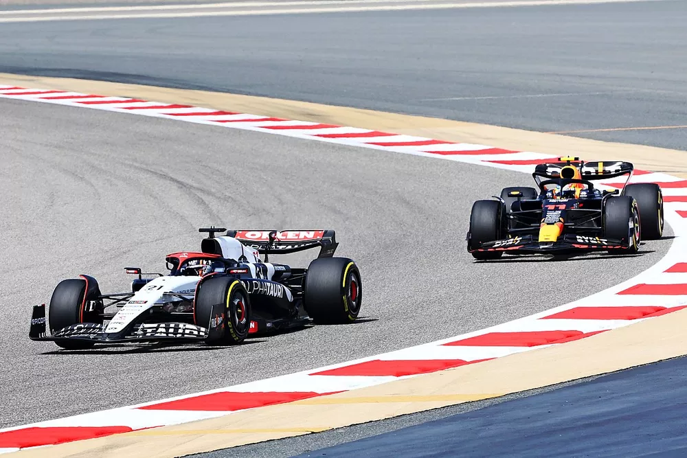 Nyck de Vries, AlphaTauri AT04, por delante de Sergio Pérez, Red Bull Racing RB19