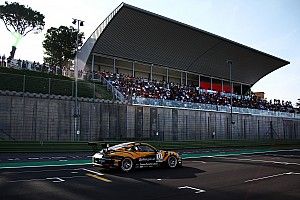 Nel sabato della Carrera Cup Italia a Vallelunga c'è tutto il sale del motorsport
