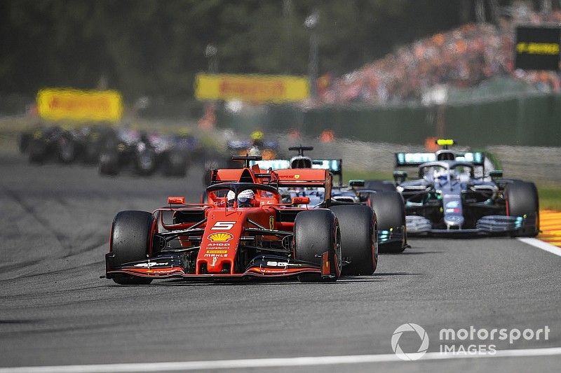 Sebastian Vettel, Ferrari SF90, lidera Lewis Hamilton, Mercedes AMG F1 W10, Valtteri Bottas, Mercedes AMG W10, y el resto del campo en la primera vuelta.