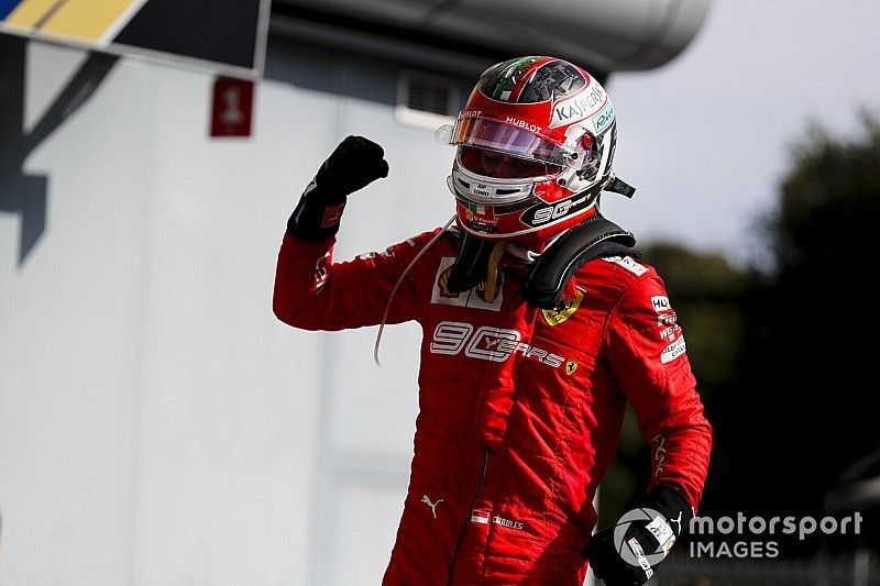 Le vainqueur Charles Leclerc, Ferrari fête sa victoire dans le Parc Fermé