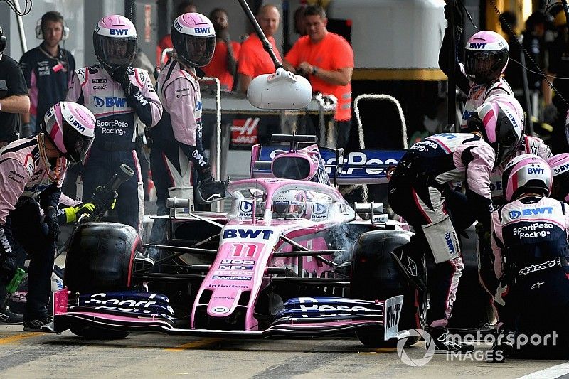 Sergio Perez, Racing Point RP19, sale de los pits después de un cambio de ala