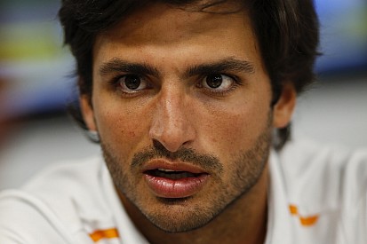Sainz szerint ő nem pusztán túlélte Verstappent, hanem az több volt annál