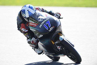 Fenati y 15 pilotos más sancionados; McPhee hereda la pole en Moto3
