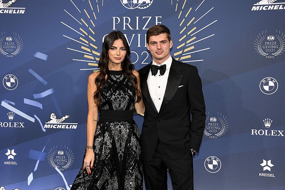 Max Verstappen Tak Lihat Sinyal Pensiun dari Lewis Hamilton
