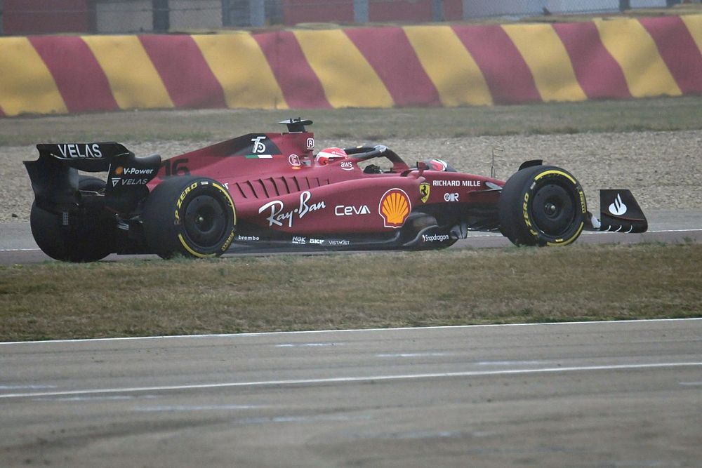 フェラーリF1、新車F1-75をフィオラノでシェイクダウン。ルクレール&サインツJr.がドライブ