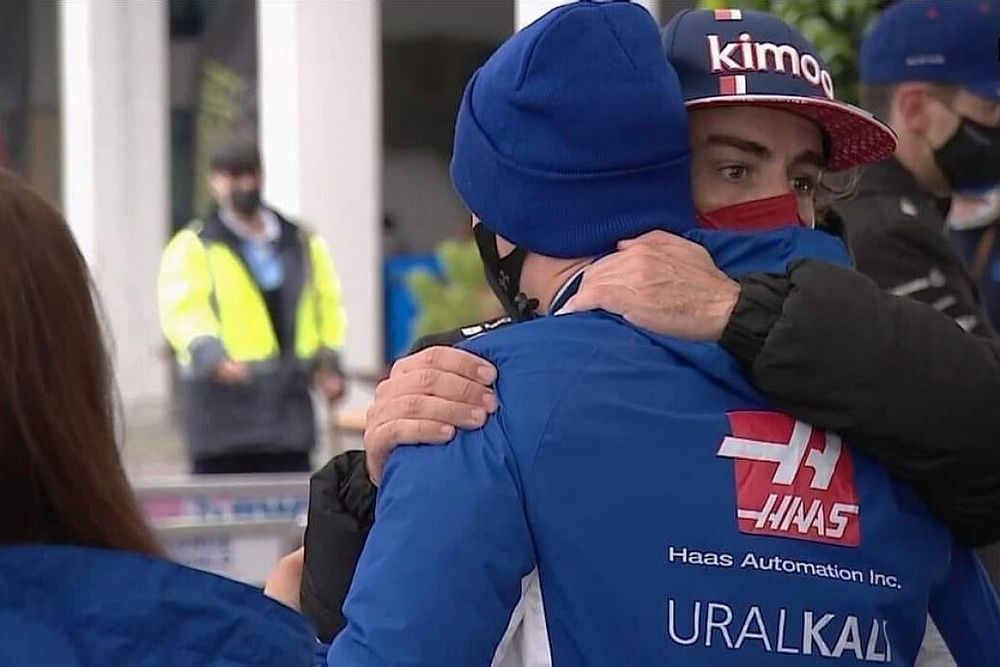 Alonso siente el toque con Mick Schumacher en Turquía