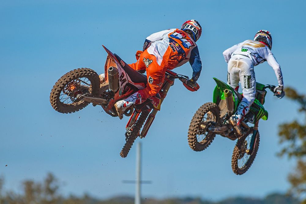 Febvre brengt Franse fans in vervoering met zege in race 1