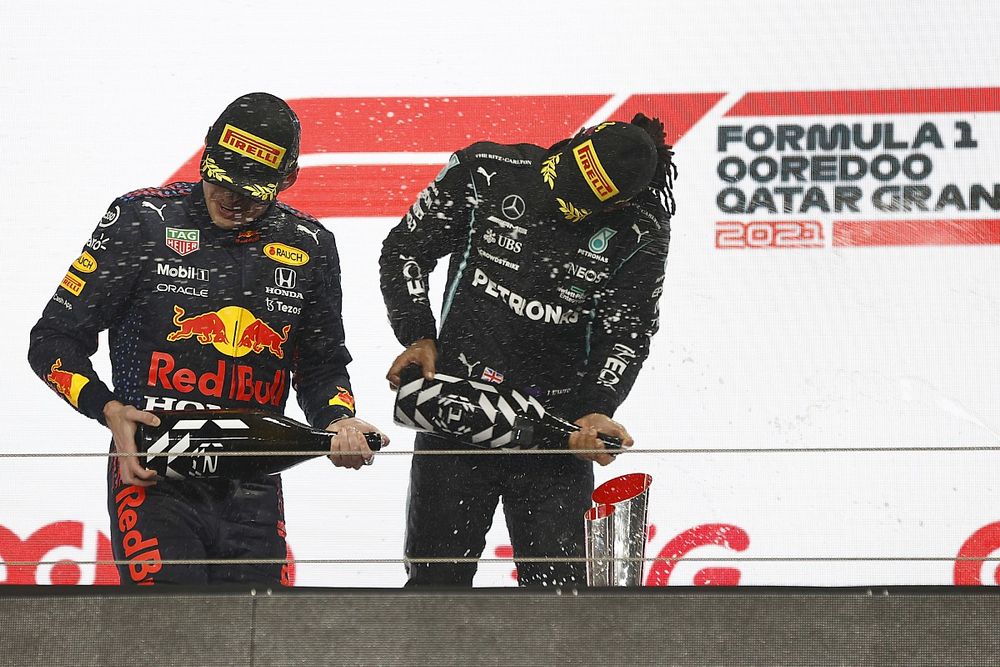 Hamilton, Mercedes ve Red Bull arasındaki gerginlikten endişe duymuyor