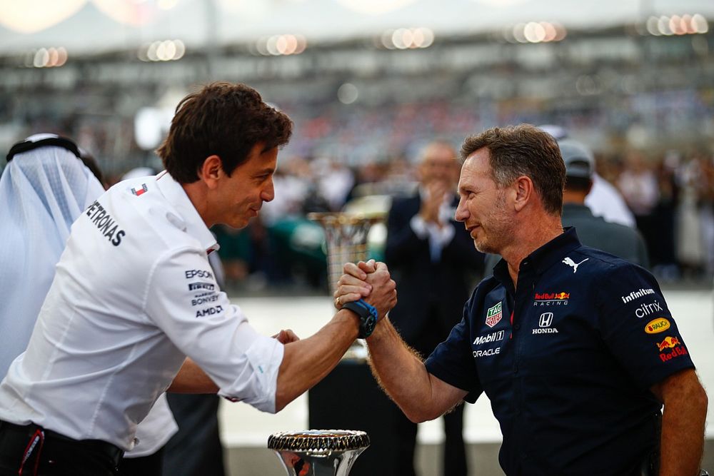 Mercedes feliciteert Verstappen en Red Bull met Formule 1-titel