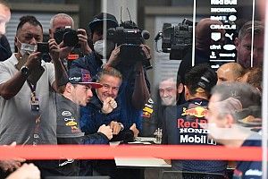Hivatalos: pénzbüntetést kapott Verstappen, miután megfogta Hamilton autóját!