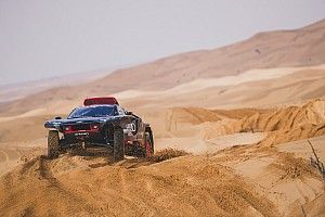 Sainz pakt historische etappezege met Audi, Al-Attiyah op rozen