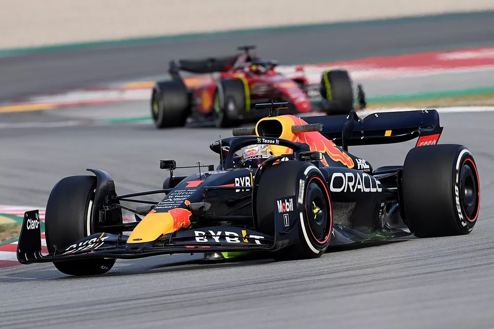 Max Verstappen, Red Bull Racing RB18, Carlos Sainz Jr., Ferrari F1-75