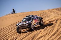 Carlos Sainz se lleva la Baja Hail 2 tras sanción a Al Attiyah