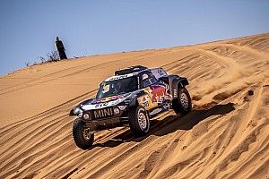 Carlos Sainz se lleva la Baja Hail 2 tras sanción a Al Attiyah