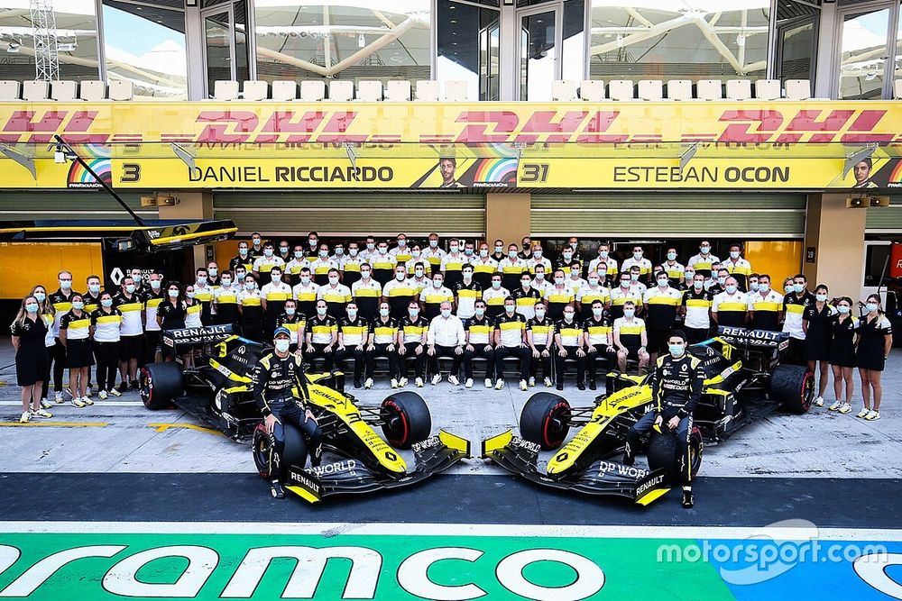 L'équipe Renault, Daniel Ricciardo et Esteban Ocon posent pour une photo de groupe