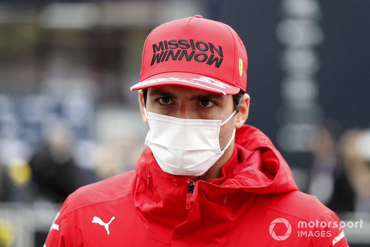 Carlos Sainz megemlékezett Ayrton Sennáról Imola kapcsán: Érzelmes lesz!
