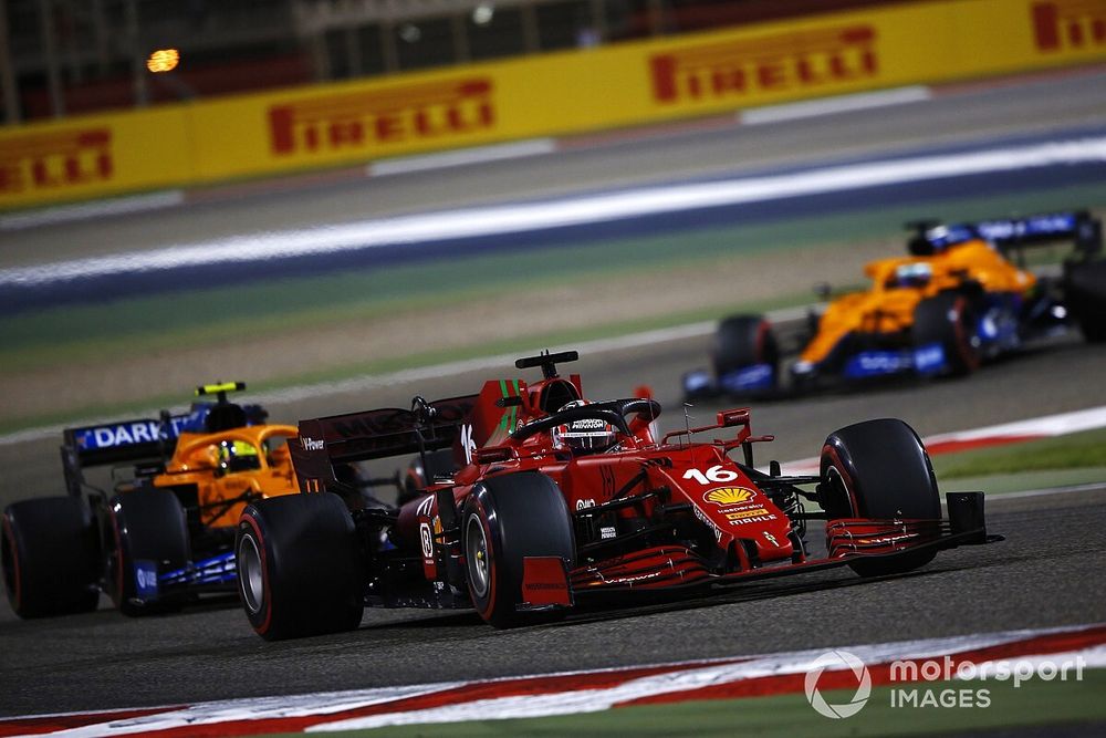 Charles Leclerc, Ferrari SF21, Lando Norris, McLaren MCL35M, et Daniel Ricciardo, McLaren MCL35M