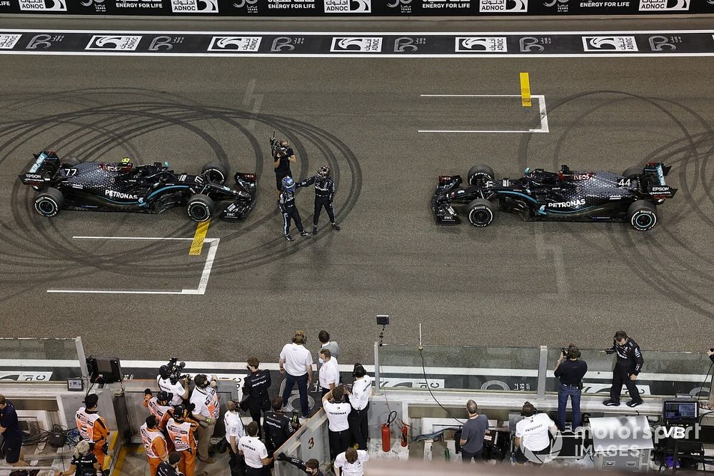 Lewis Hamilton, Mercedes-AMG F1, 3ª posición, y Valtteri Bottas, Mercedes-AMG F1, 2ª posición, celebran en la parrilla después de hacer donuts de celebración