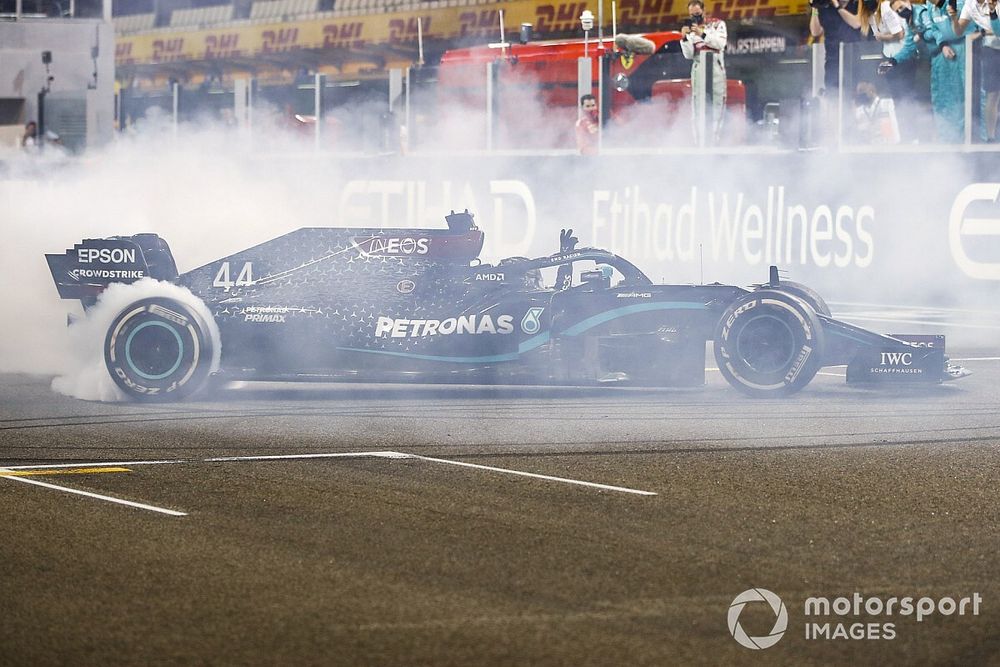 Le troisième Lewis Hamilton, Mercedes F1 W11, fait des donuts sur la grille célébrant son 7e titre mondial