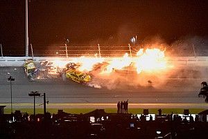 VIDEO: Crashes, regen en een nieuwe winnaar in de Daytona 500