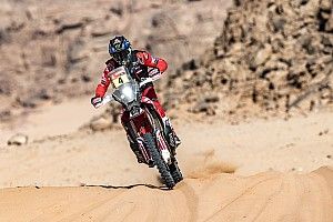 Cornejo sufre una caída y Kevin Benavides lidera el Dakar 2021