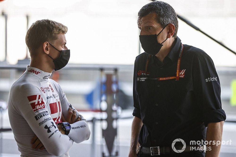 Mick Schumacher, Haas F1, avec Guenther Steiner, Team Principal, Haas F1