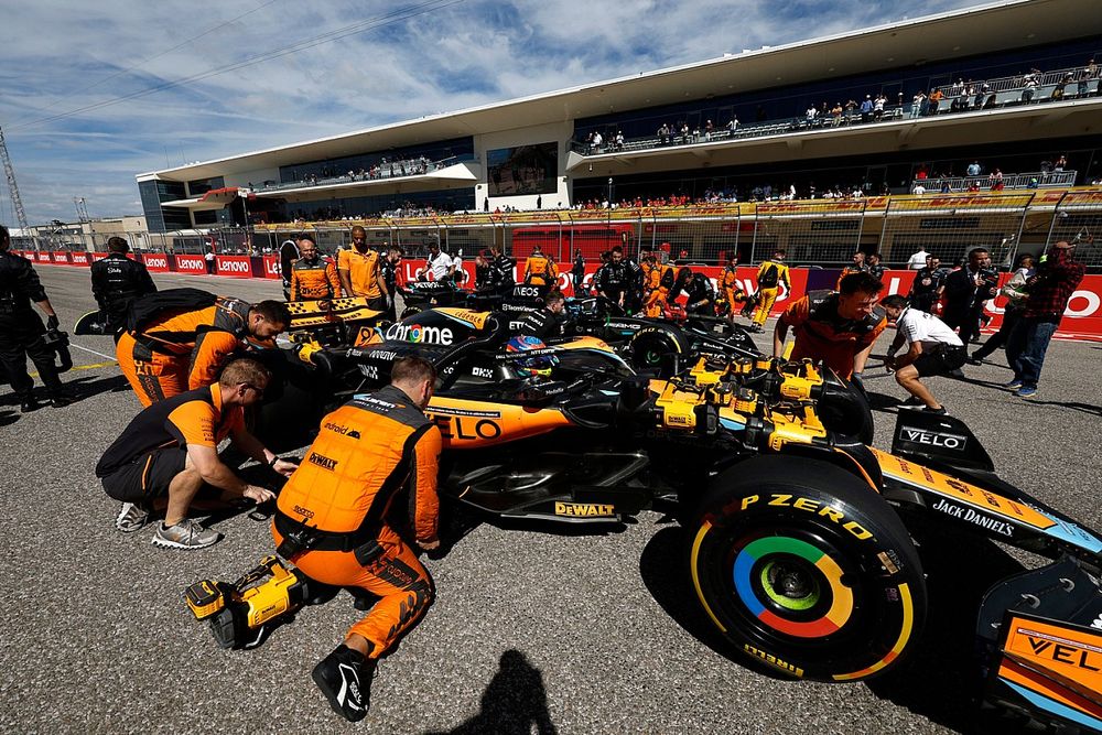 Oscar Piastri, McLaren MCL60, on the grid before the race