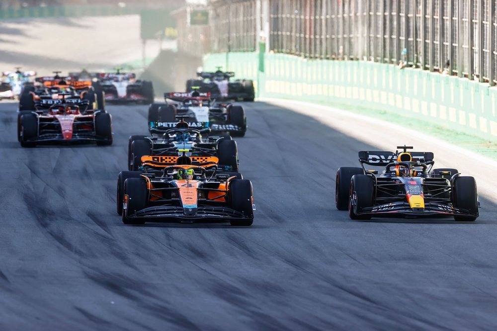 Lando Norris, McLaren MCL60, batalla con Max Verstappen, Red Bull Racing RB19