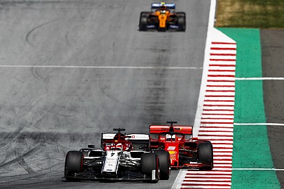 Vettel és Norris is rajtbüntetést kap: motorcsere Räikkönennél
