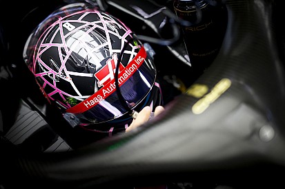 „Akció közben” Grosjean „pókemberes” F1-es sisakja