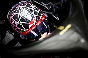 „Akció közben” Grosjean „pókemberes” F1-es sisakja